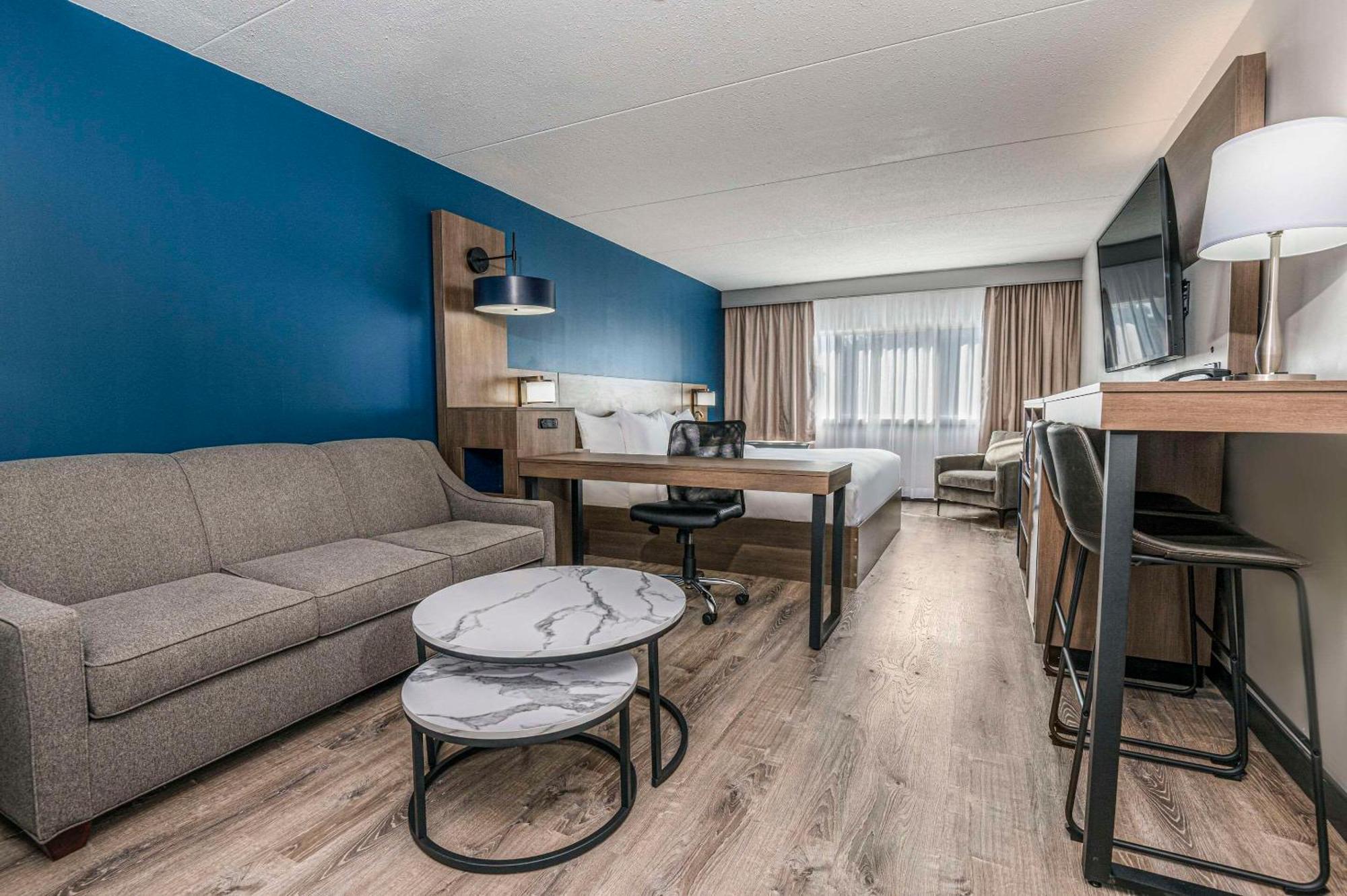 Comfort Suites Kingston Central Экстерьер фото