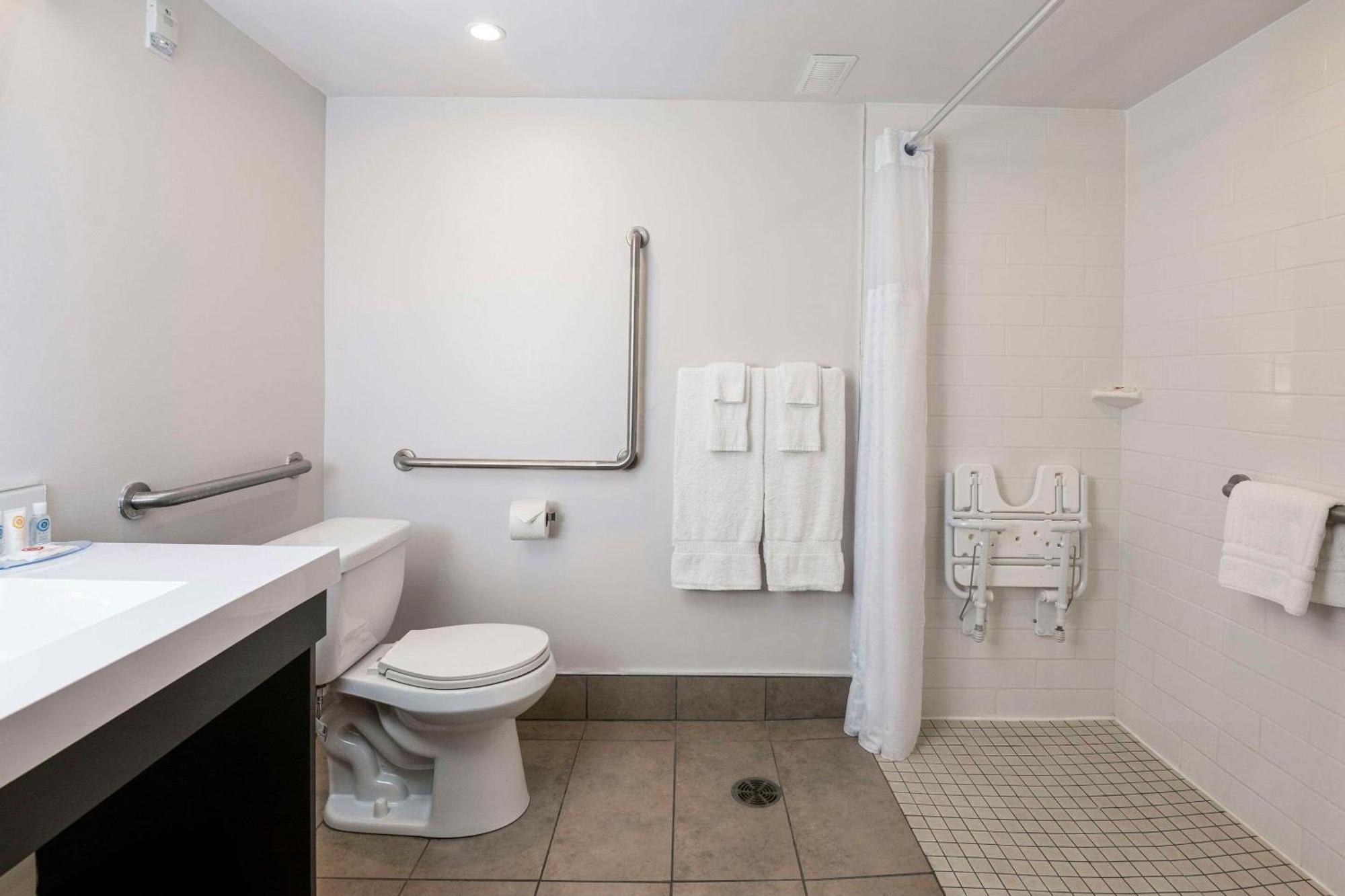 Comfort Suites Kingston Central Экстерьер фото