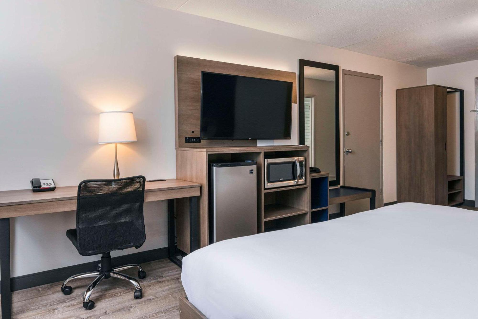 Comfort Suites Kingston Central Экстерьер фото