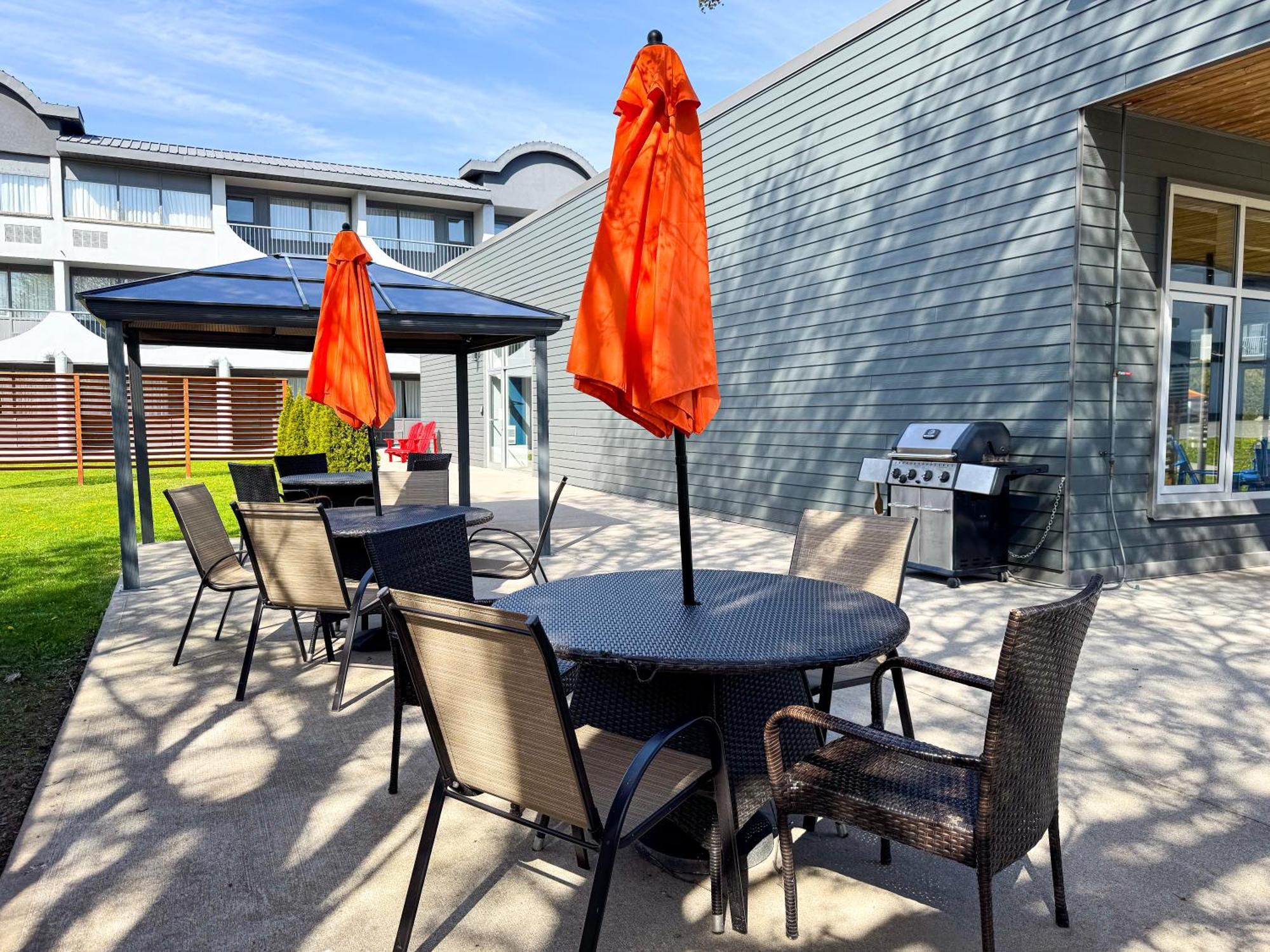 Comfort Suites Kingston Central Экстерьер фото