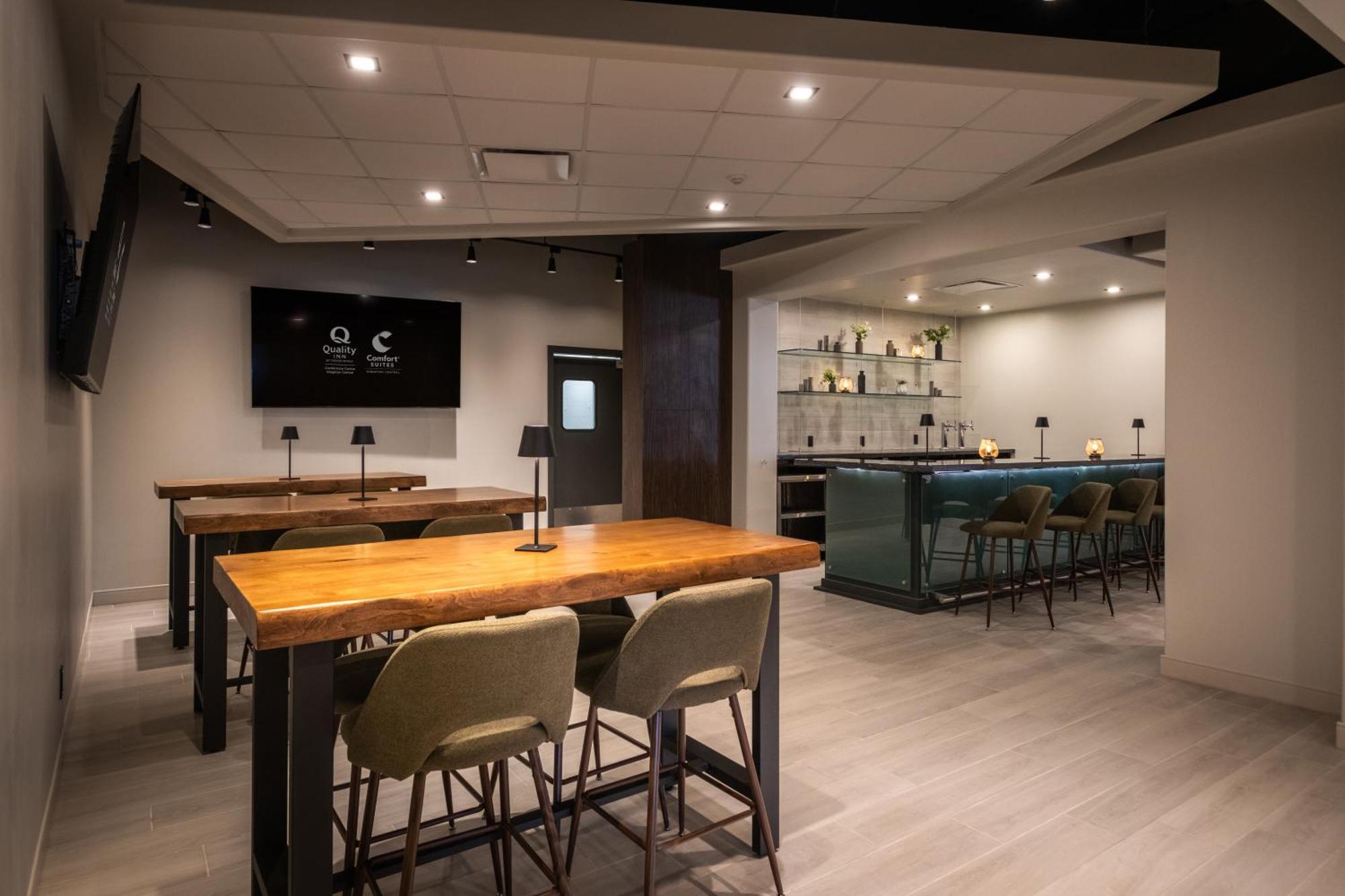 Comfort Suites Kingston Central Экстерьер фото